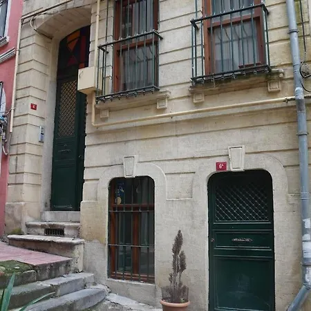 Апартаменты Beyoglu'nun Kalbinde Yueksek Tavanli