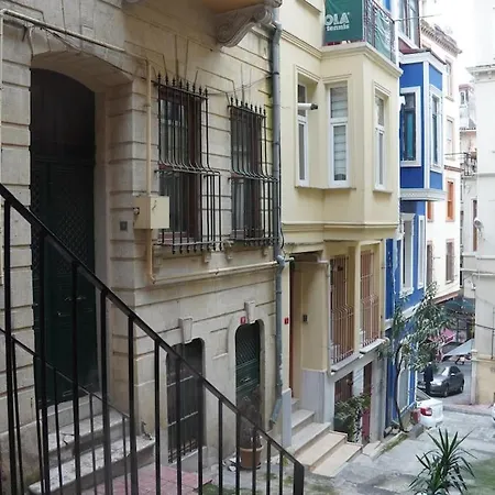 Beyoglu'nun Kalbinde Yueksek Tavanli * اسطنبول